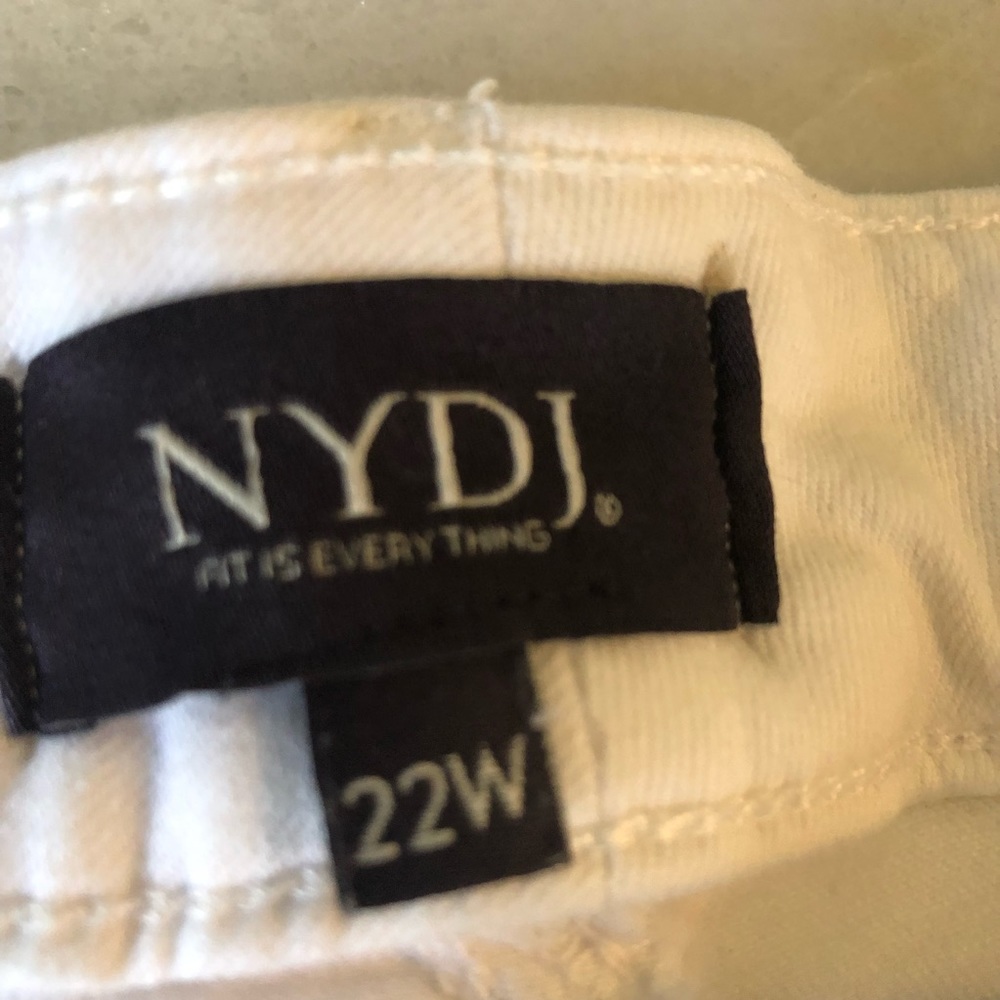 🌳 NYDJ Briella White Denim Bermuda Short - Picture 3 of 8